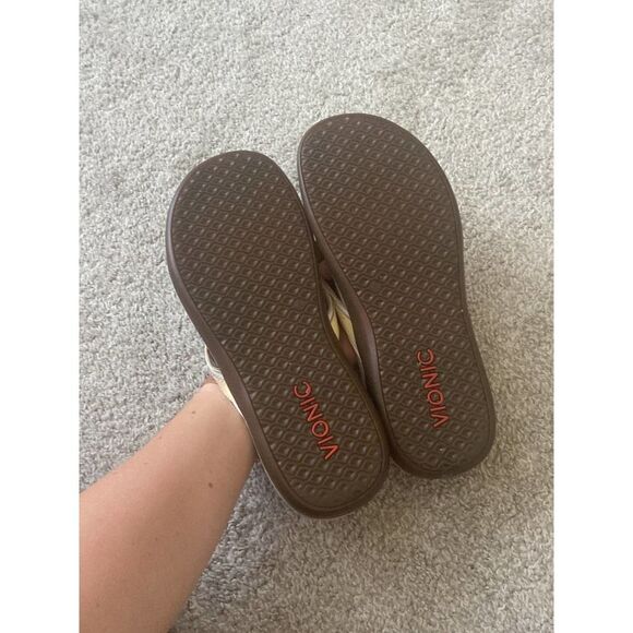VIONIC flip flops size 9 - Picture 2 of 5